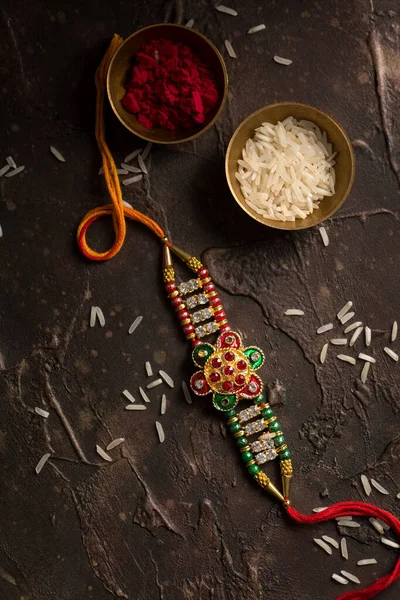 Raksha Bandhan тло з елегантним Rakhi, Rice Grains і Kumkum. Традиційний індійський зап'ясток, який є символом любові між братами і сестрами.. — стокове фото