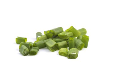 Beyaz arka planda izole edilmiş taze taze soğanlar..