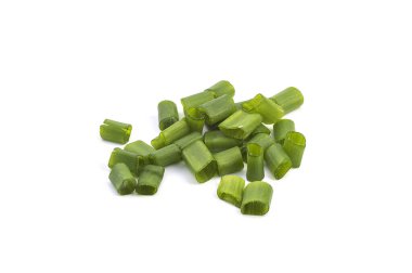 Beyaz arka planda izole edilmiş taze taze soğanlar..