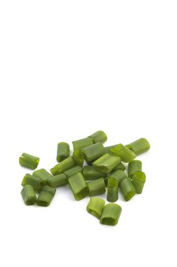 Beyaz arka planda izole edilmiş taze taze soğanlar..