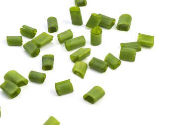 Beyaz arka planda izole edilmiş taze taze soğanlar..