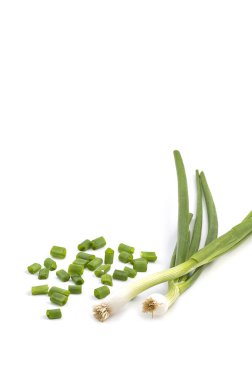 Taze taze taze taze taze taze soğan (soğan veya soğan) ve beyaz arka planda taze doğranmış yeşil soğan.