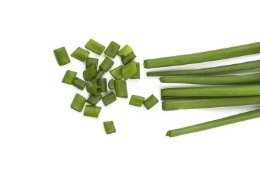 Taze taze taze taze taze taze soğan (soğan veya soğan) ve beyaz arka planda taze doğranmış yeşil soğan.