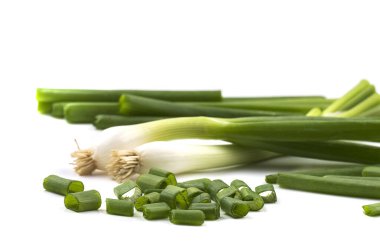 Taze taze taze taze taze taze soğan (soğan veya soğan) ve beyaz arka planda taze doğranmış yeşil soğan.