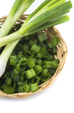 Taze taze taze taze taze soğan (soğan veya soğan) ve doğranmış soğan sepeti beyaz arka planda.