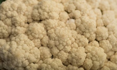 Beyaz arkaplanda izole edilmiş taze karnabahar