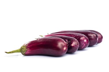 Patlıcan, patlıcan ya da brinjal sebzesi beyaz arka planda izole edilmiş..