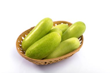 Beyaz arka planda izole edilmiş taze salatalıklar.