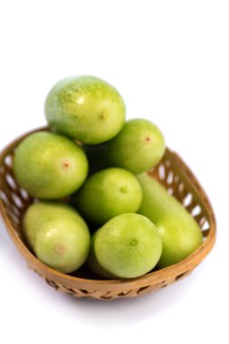 Beyaz arka planda izole edilmiş taze salatalıklar.