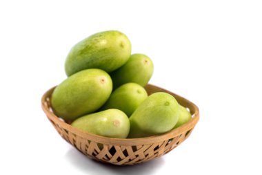 Beyaz arka planda izole edilmiş taze salatalıklar.