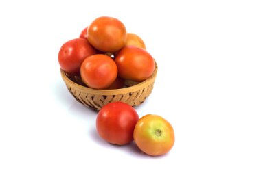 Beyaz arkaplanda taze domatesler.