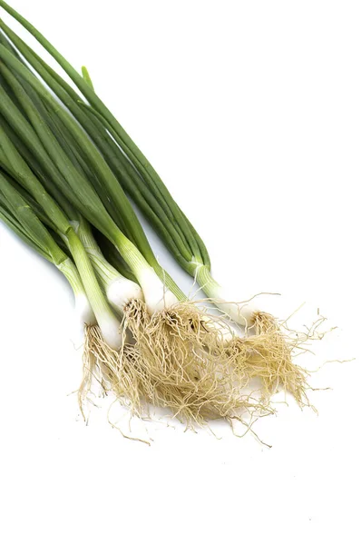 Cipolle primaverili verdi mature fresche (scalogno o scalogno) su fondo bianco — Foto Stock