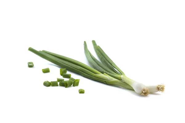 Cebollas verdes maduras frescas de primavera (chalotes o cebolletas) con cebollas verdes frescas picadas sobre fondo blanco —  Fotos de Stock