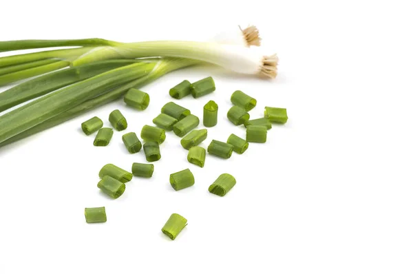 Cebollas verdes maduras frescas de primavera (chalotes o cebolletas) con cebollas verdes frescas picadas sobre fondo blanco — Foto de Stock