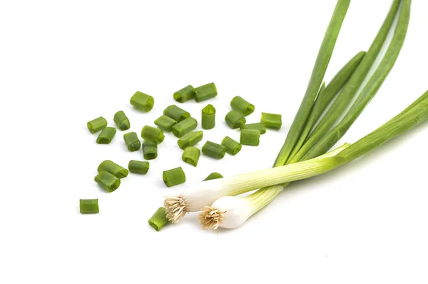 Cipolle primaverili verdi mature fresche (scalogno o scalogno) con cipolle verdi tritate fresche su sfondo bianco — Foto Stock