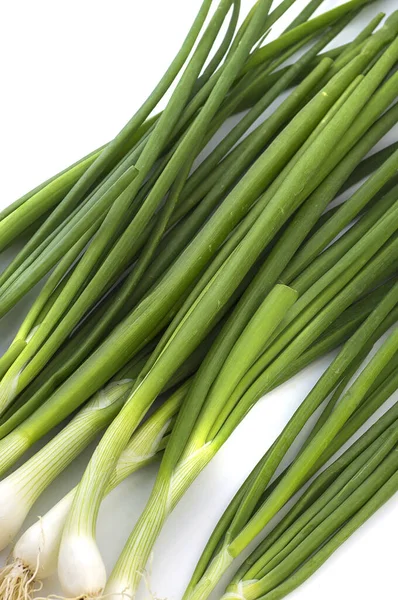 Cipolle primaverili verdi mature fresche (scalogno o scalogno) su fondo bianco — Foto Stock