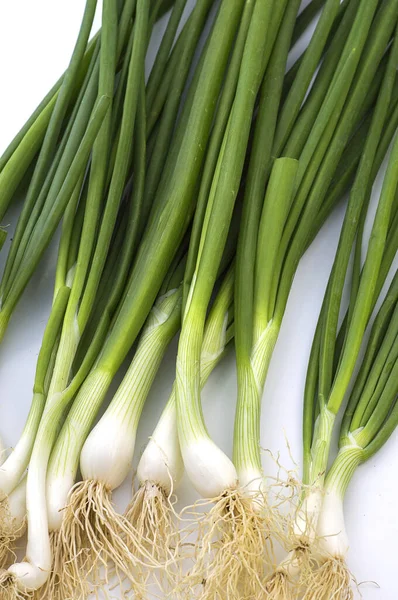 Cipolle primaverili verdi mature fresche (scalogno o scalogno) su fondo bianco — Foto Stock