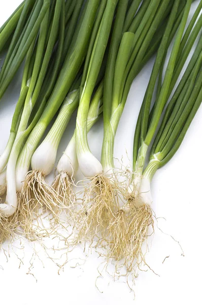 Cipolle primaverili verdi mature fresche (scalogno o scalogno) su fondo bianco — Foto Stock