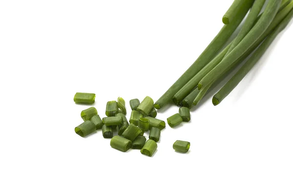 Čerstvé zralé zelené jarní cibule (šalotka nebo hřebenatky) s čerstvě nasekané zelené cibule na bílém pozadí — Stock fotografie