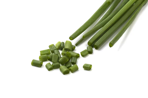 Świeże dojrzałe zielone cebule (szalotki lub szalotki) ze świeżo posiekaną zieloną cebulą na białym tle — Zdjęcie stockowe