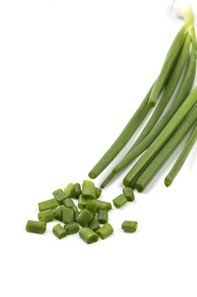 Cipolle primaverili verdi mature fresche (scalogno o scalogno) con cipolle verdi tritate fresche su sfondo bianco — Foto Stock