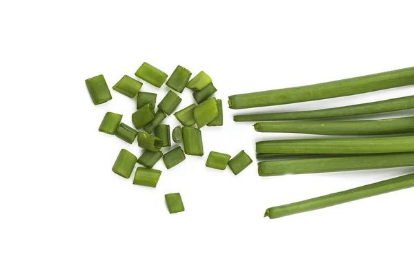 Čerstvé zralé zelené jarní cibule (šalotka nebo hřebenatky) s čerstvě nasekané zelené cibule na bílém pozadí — Stock fotografie