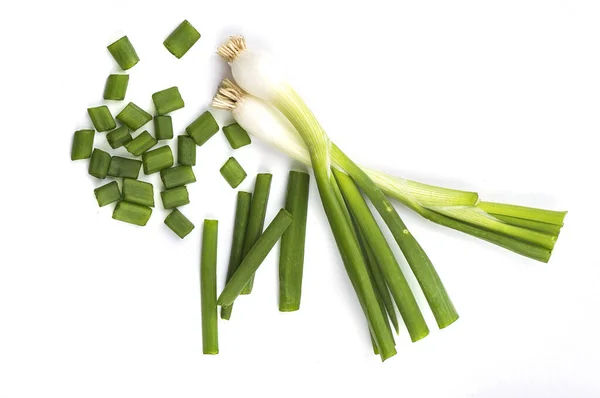 Cebolinha verde madura fresca (chalotas ou cebolinhas) com cebola verde picada fresca sobre fundo branco — Fotografia de Stock