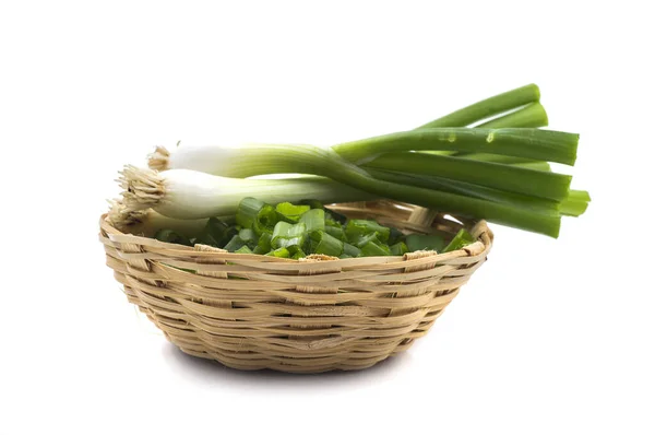 Ceapă verde proaspăt coaptă de primăvară (shallot sau scallions) cu ceapă tocată în coș pe fundal alb — Fotografie, imagine de stoc