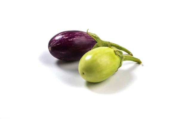 Aubergine ou aubergine ou légume brinjal isolé sur fond blanc . — Photo