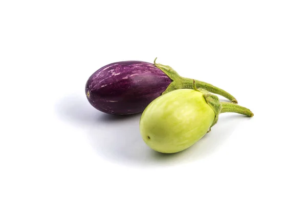 Berinjela ou beringela ou legume brinjal isolado sobre fundo branco . — Fotografia de Stock