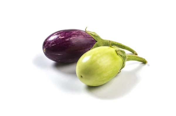 Berinjela ou beringela ou legume brinjal isolado sobre fundo branco . — Fotografia de Stock