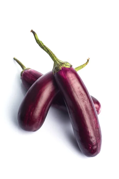 Auberginen oder Auberginen oder Brinjal Gemüse isoliert auf weißem Hintergrund. — Stockfoto