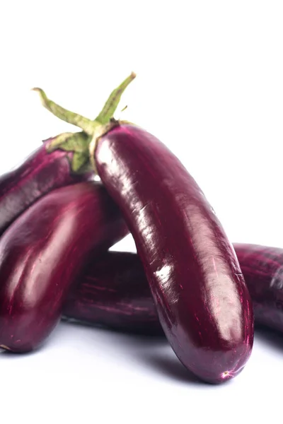 Aubergine ou aubergine ou légume brinjal isolé sur fond blanc . — Photo