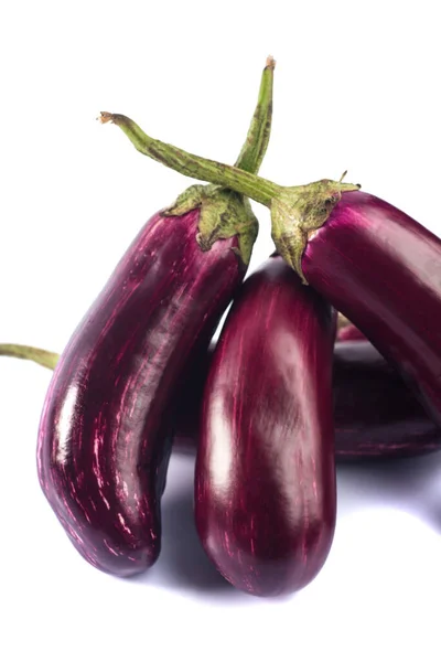 Berenjena o berenjena o verdura brinjal aislada sobre un fondo blanco . — Foto de Stock