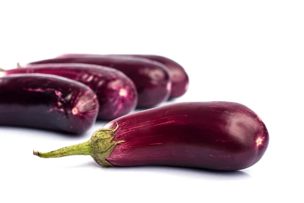 Patlıcan, patlıcan ya da brinjal sebzesi beyaz arka planda izole edilmiş.. — Stok fotoğraf