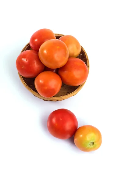Verse tomaten op witte achtergrond. — Stockfoto
