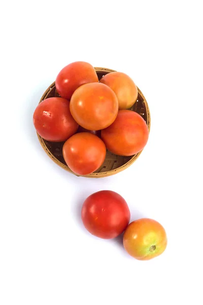 Tomates frescos sobre fondo blanco. — Foto de Stock