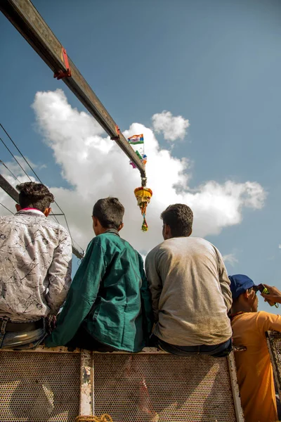 AMRAVATI, MAHARASHTRA, INDIA - 8 SETTEMBRE 2018: Una folla di giovani che si divertono e ballano nella "Govinda" al festival Dahi Handi per celebrare la nascita di Dio Krishna . — Foto Stock