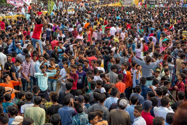 Amravati, Maharashtra, Hindistan - 8 Eylül 2018: Tanrı Krishna 'nın doğumunu kutlamak için "Govinda" festivalinde eğlenen ve dans eden bir grup genç. — Stok fotoğraf