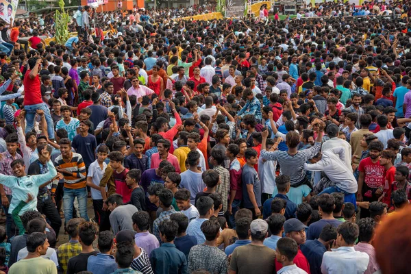 Amravati, Maharashtra, Hindistan - 8 Eylül 2018: Tanrı Krishna 'nın doğumunu kutlamak için "Govinda" festivalinde eğlenen ve dans eden bir grup genç. — Stok fotoğraf