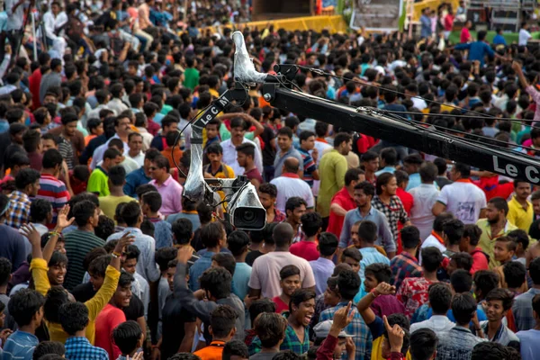 AMRAVATI, MAHARASHTRA, INDIA - 8 DE SEPTIEMBRE DE 2018: Multitud de jóvenes disfrutando y bailando en el "Govinda" en el festival Dahi Handi para celebrar el Nacimiento de Dios Krishna . — Foto de Stock