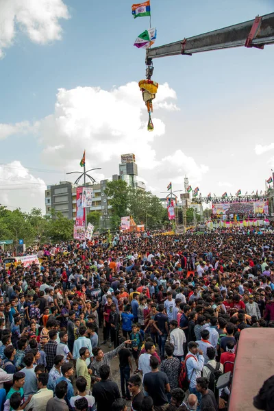 Amravati, Maharashtra, Indie - 8 września 2018: Tłum młodych ludzi bawiących się i tańczących w "Govindzie" na festiwalu Dahi Handi z okazji narodzin Boga Kryszny. — Zdjęcie stockowe