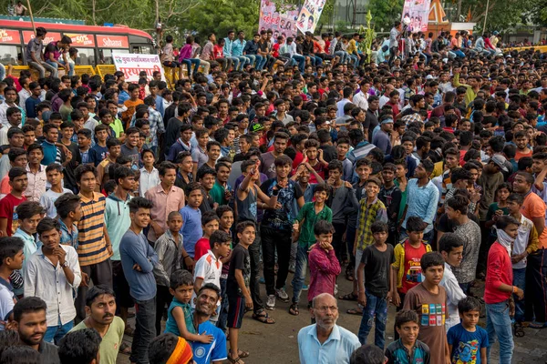 Amravati, Maharashtra, India - 2018. szeptember 8.: Fiatalok tömegei élvezik és táncolnak a Govindában a Dahi Handi fesztiválon, hogy megünnepeljék Krishna Isten születését. — Stock Fotó