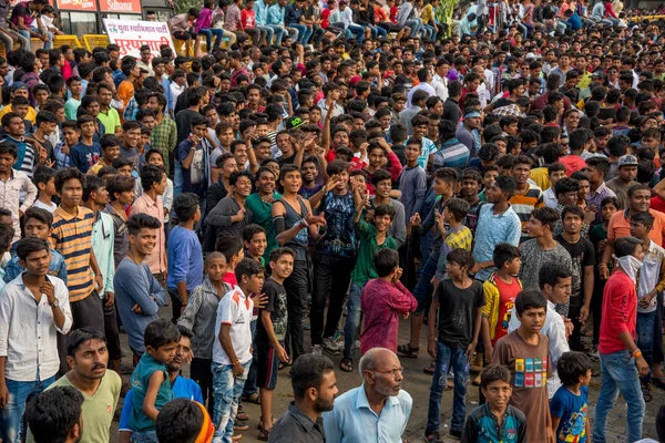 Amravati, Maharashtra, Hindistan - 8 Eylül 2018: Tanrı Krishna 'nın doğumunu kutlamak için "Govinda" festivalinde eğlenen ve dans eden bir grup genç. — Stok fotoğraf