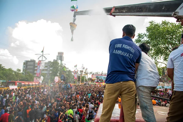 Amravati, Maharashtra, Indie - 8 września 2018: Tłum młodych ludzi bawiących się i tańczących w "Govindzie" na festiwalu Dahi Handi z okazji narodzin Boga Kryszny. — Zdjęcie stockowe