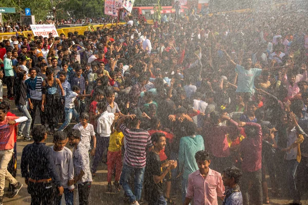 Amravati, Maharashtra, India - 2018. szeptember 8.: Fiatalok tömegei élvezik és táncolnak a Govindában a Dahi Handi fesztiválon, hogy megünnepeljék Krishna Isten születését. — Stock Fotó
