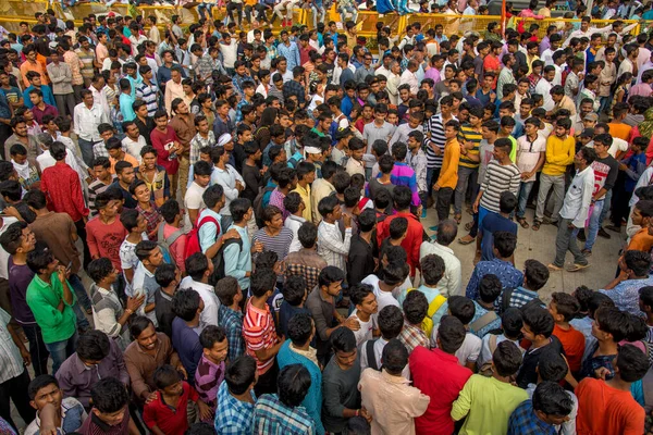 AMRAVATI, MAHARASHTRA, INDIA - 8 SETTEMBRE 2018: Una folla di giovani che si divertono e ballano nella "Govinda" al festival Dahi Handi per celebrare la nascita di Dio Krishna . — Foto Stock