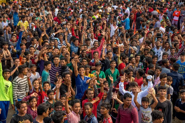 Amravati, Maharashtra, Hindistan - 8 Eylül 2018: Tanrı Krishna 'nın doğumunu kutlamak için "Govinda" festivalinde eğlenen ve dans eden bir grup genç. — Stok fotoğraf