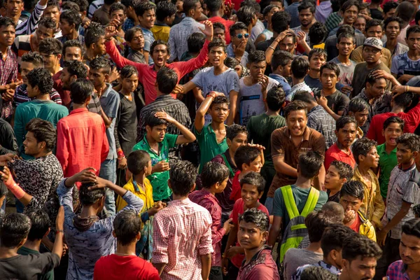 AMRAVATI, MAHARASHTRA, INDIA - 8 SEPTEMBER 2018: Crowd of young People enjoying and dancing in the "Govinda" at Dahi Handi festival to celebrate God Krishna's Birth. — Stock Photo, Image