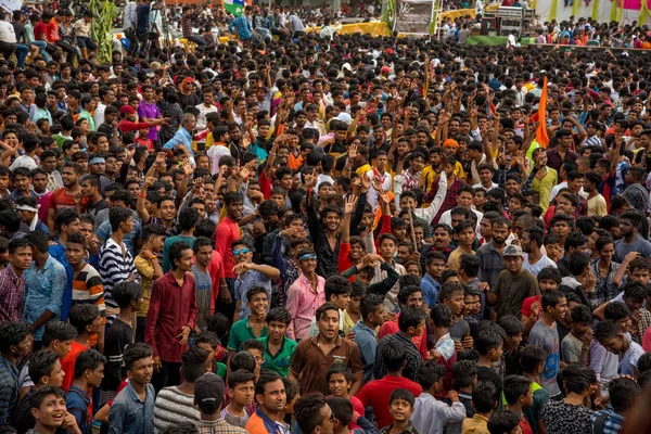 AMRAVATI, MAHARASHTRA, INDIA - 8 SEPTEMBER 2018: Crowd of young People enjoying and dancing in the "Govinda" at Dahi Handi festival to celebrate God Krishna's Birth. — Stock Photo, Image